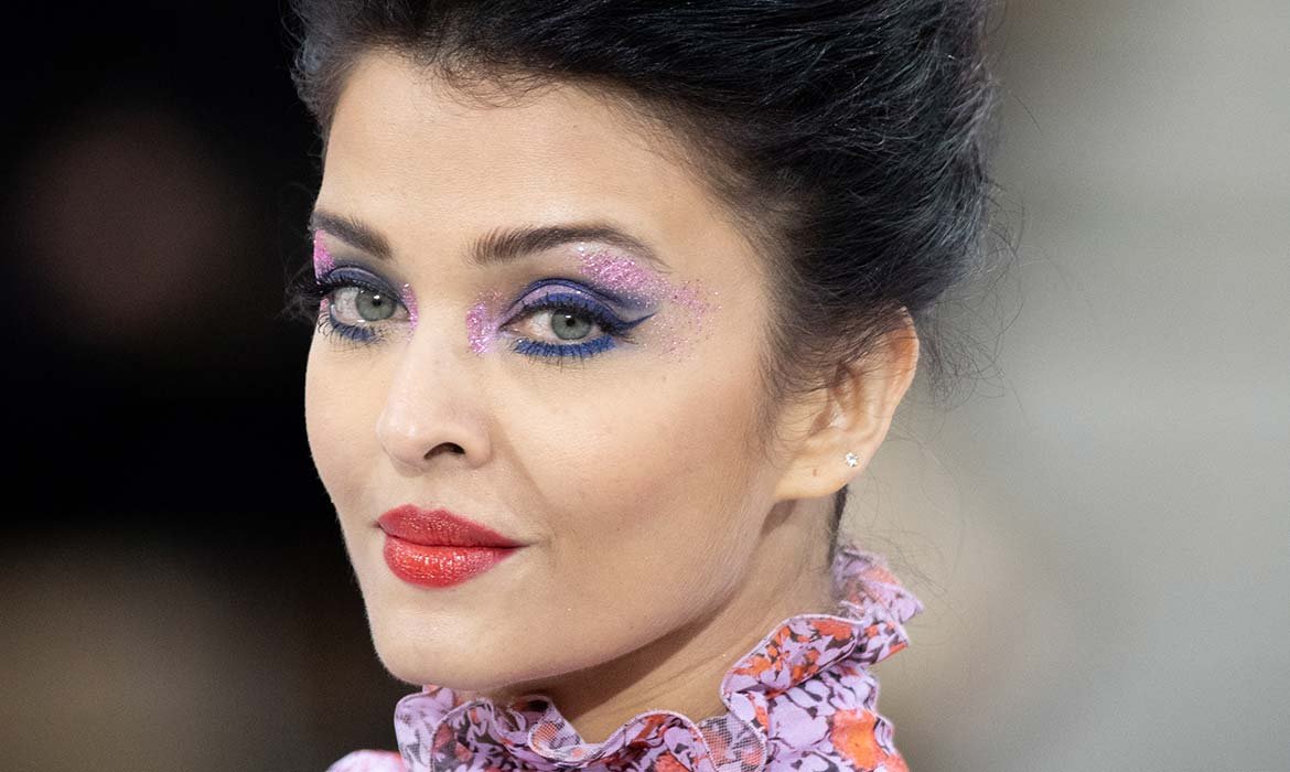 Combina tu Liner Signature de L’Oréal Paris con purpurina para un maquillaje colorido de inspiración fantasía.